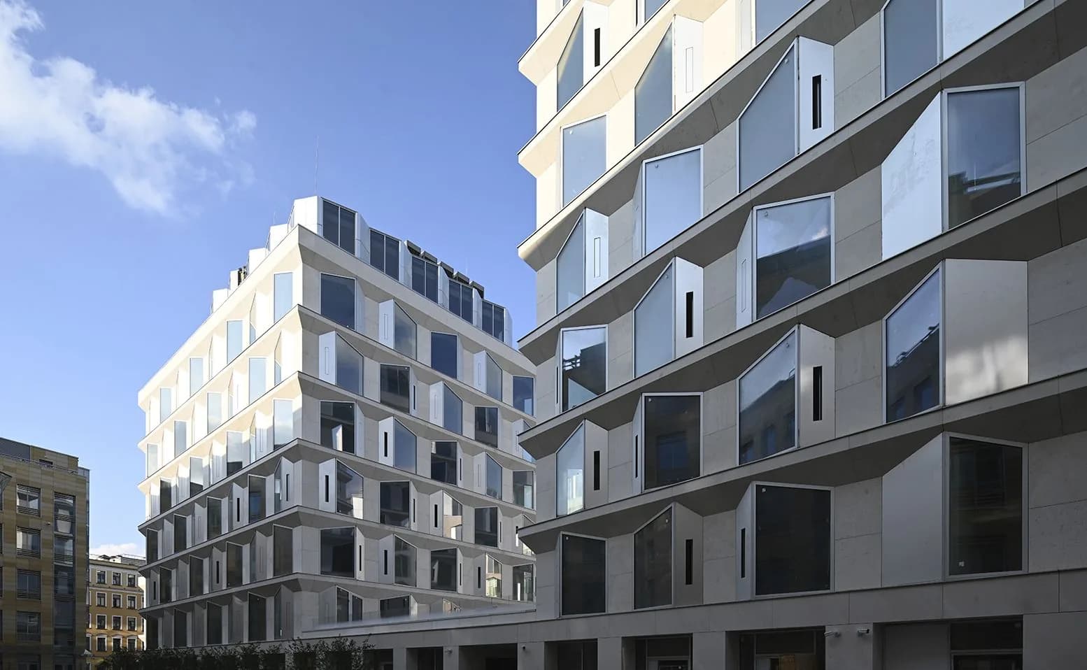 Белые мраморные особняки A. Residence с гранёными окнами на Садовнической улице