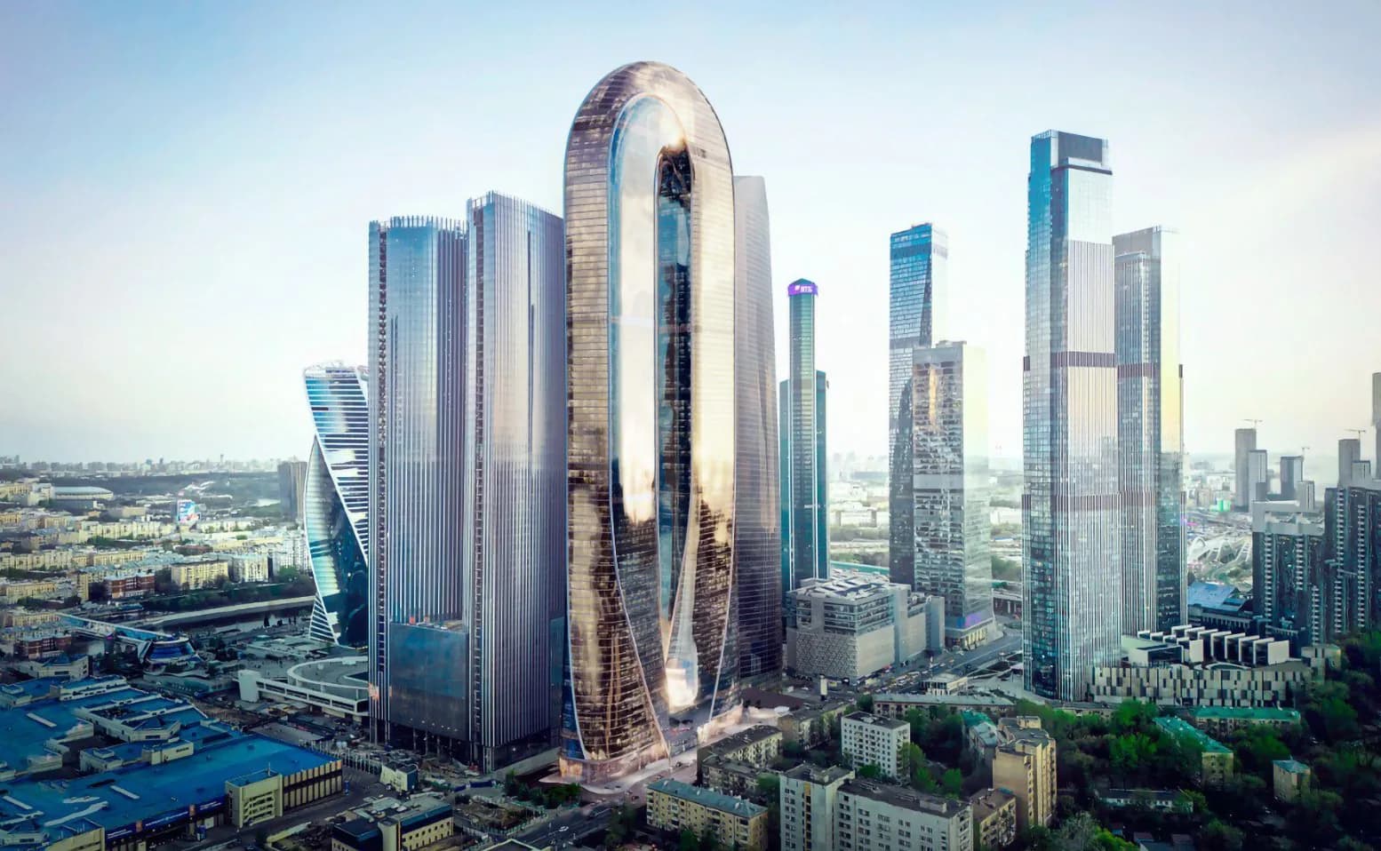 Небоскрёб «Оне» в форме ленты Мёбиуса среди башен «Москва-Сити»