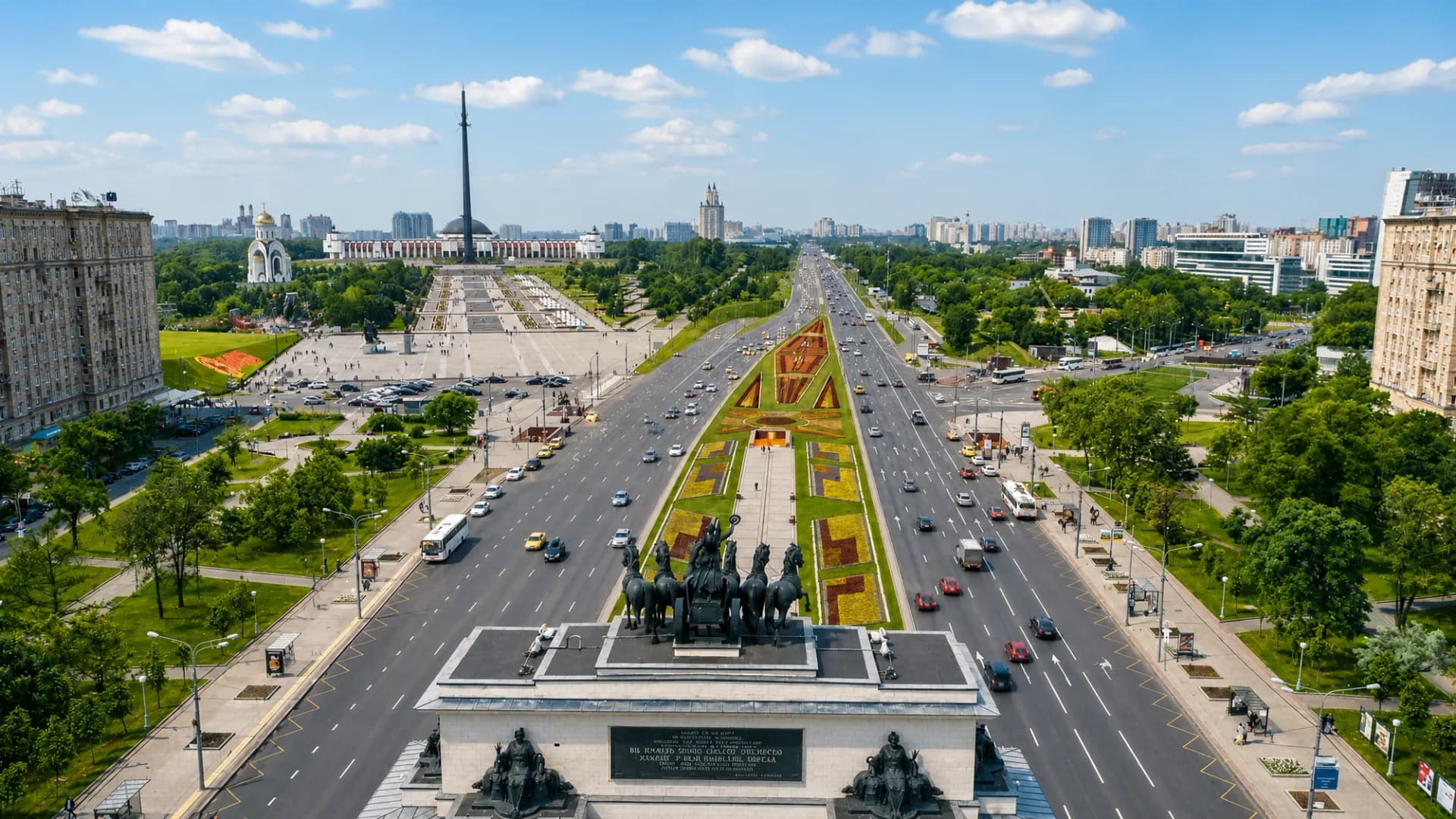 Панорама Кутузовского проспекта с Триумфальной аркой с высоты в ясный летний день