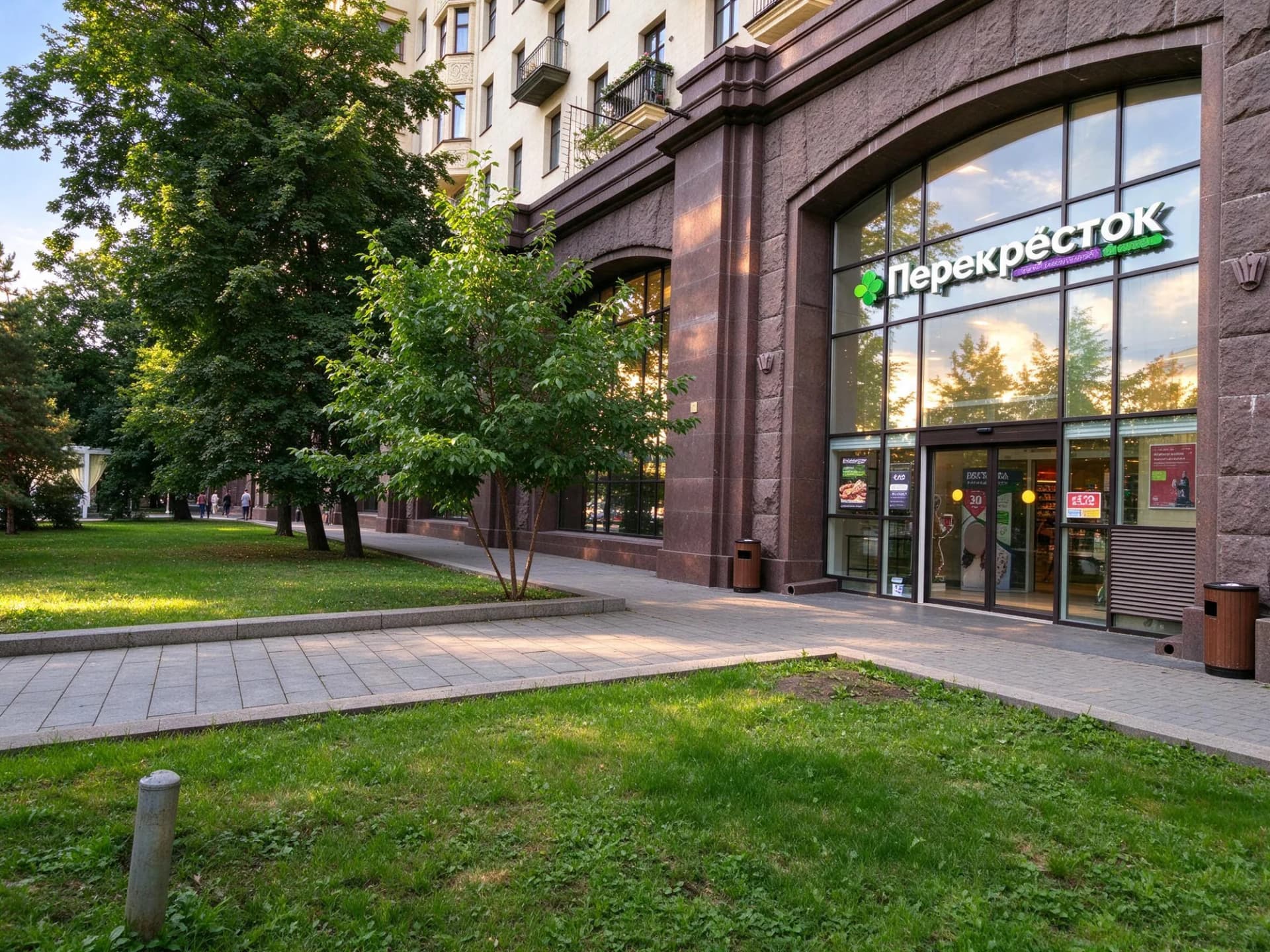Вход в супермаркет «Перекрёсток» в высотке