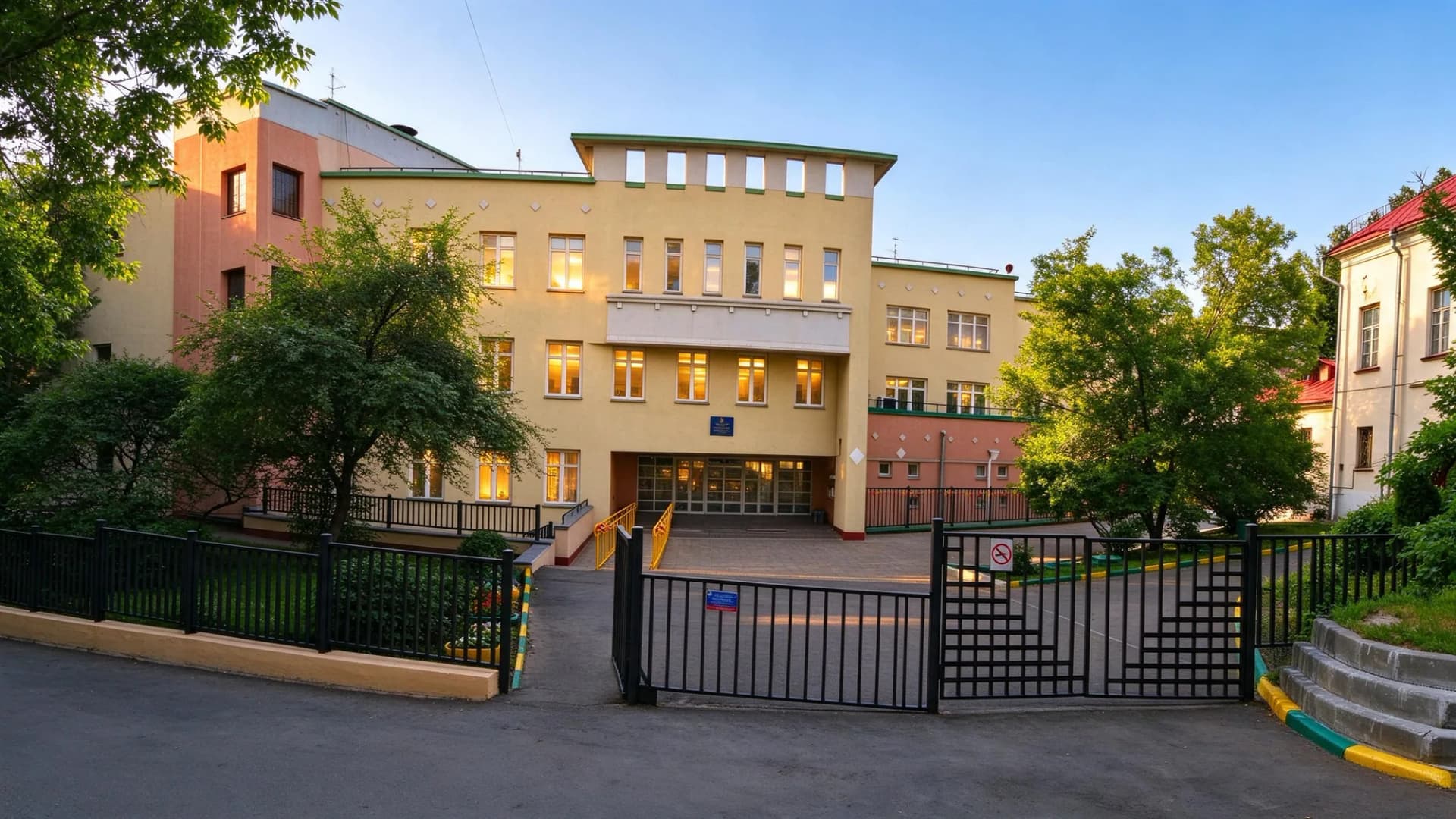 Здание школы № 2104