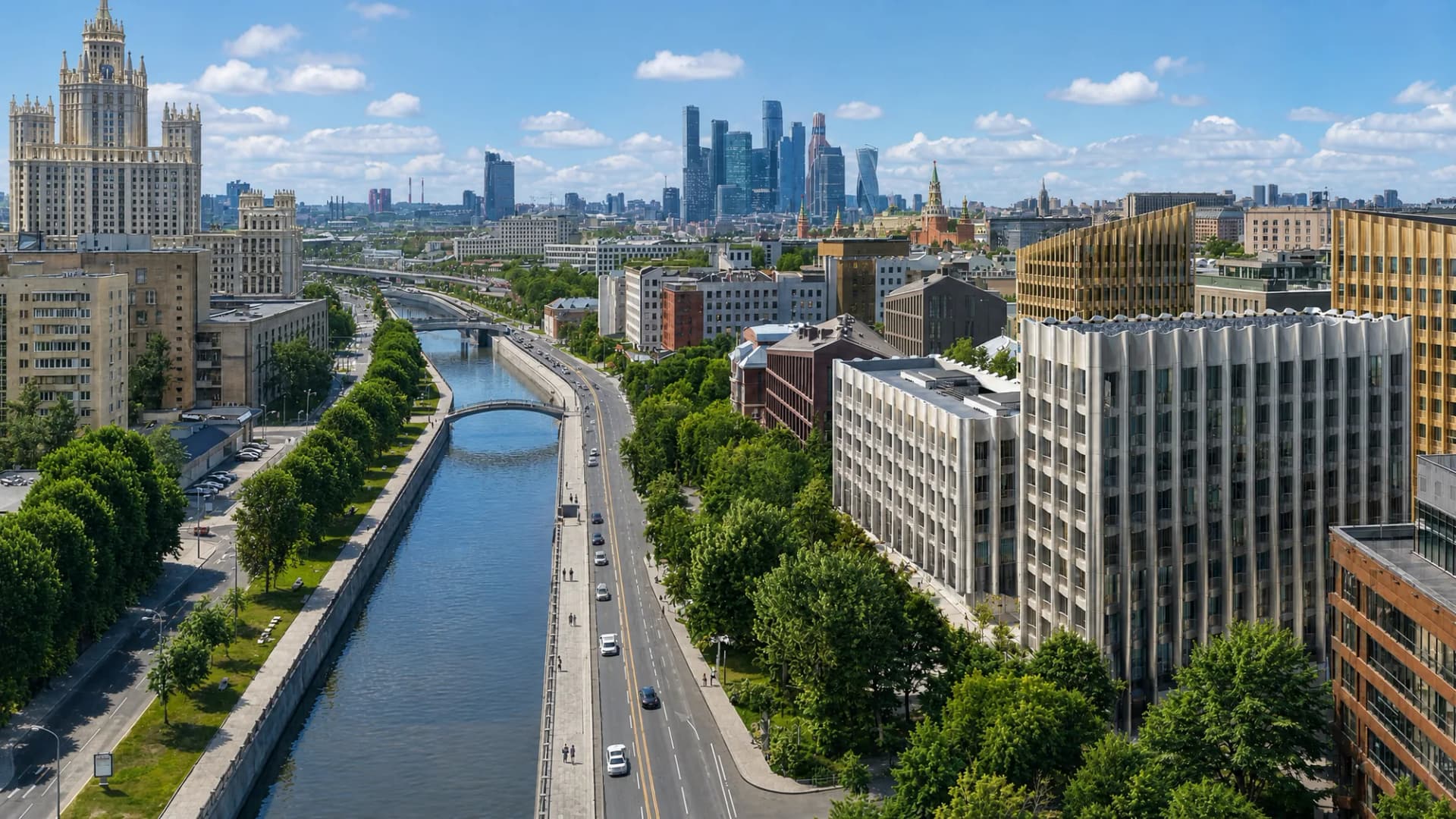 Вид с высоты на Яузу и центр Москвы летним днём, на горизонте — высотка на Котельнической и «Москва-Сити»