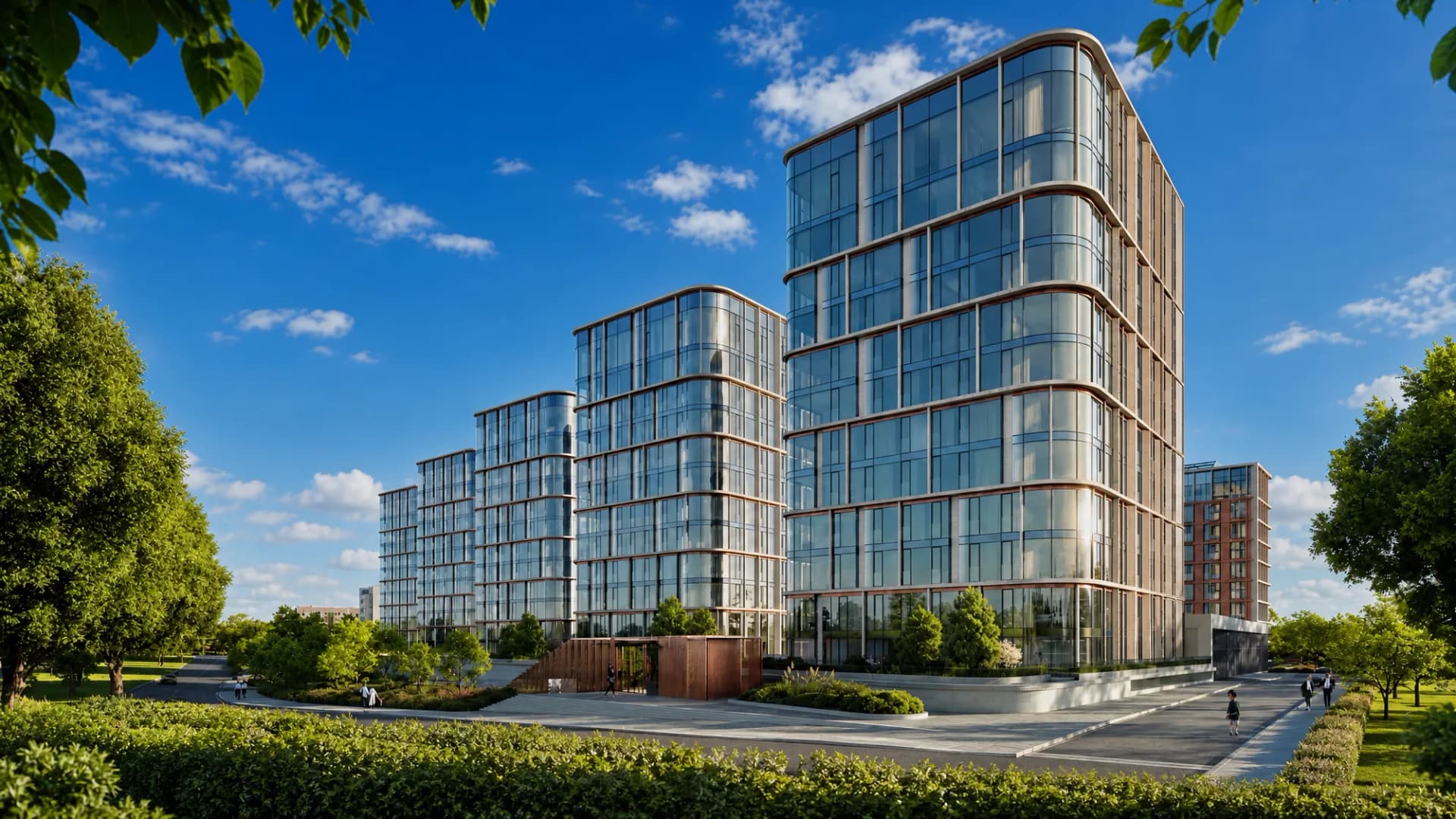 Корпуса Victory Park Residences со стороны улицы в ясный летний день: медные и стеклянные фасады, зелень вдоль проезда