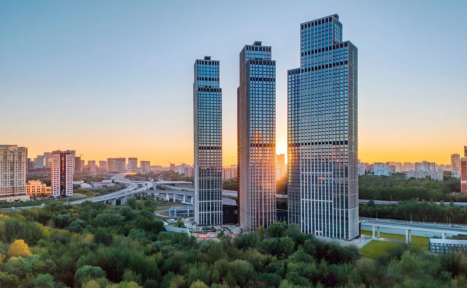 Три башни Will Towers на закате